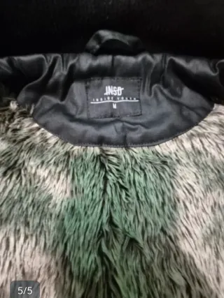 Chaqueta con capucha y pelo