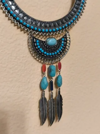 Collar étnico colores turquesa y rojo volcánico.