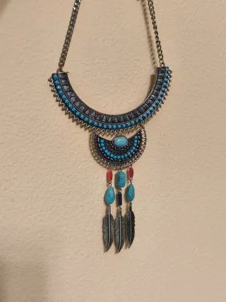 Collar étnico colores turquesa y rojo volcánico.