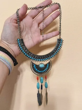 Collar étnico colores turquesa y rojo volcánico.