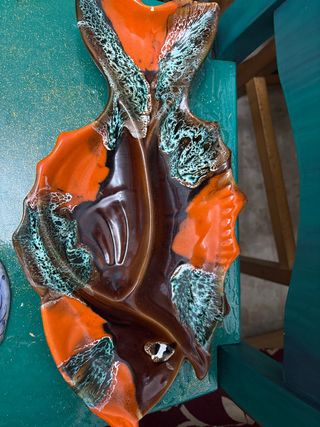 Plato decorativo pez naranja y marrón