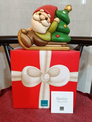 THUN gnomo Oliver su slitta con albero di Natale