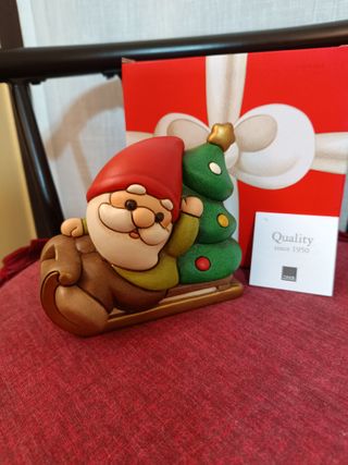 THUN gnomo Oliver su slitta con albero di Natale