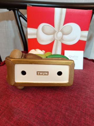 THUN gnomo Oliver su slitta con albero di Natale