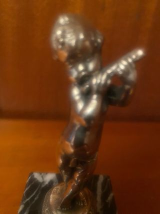 Niño de plata de ley con base de mármol