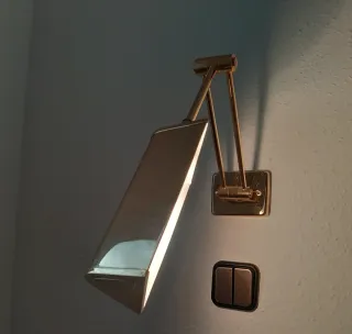 Lámpara de pared flexible dorada