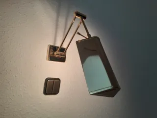 Lámpara de pared flexible dorada