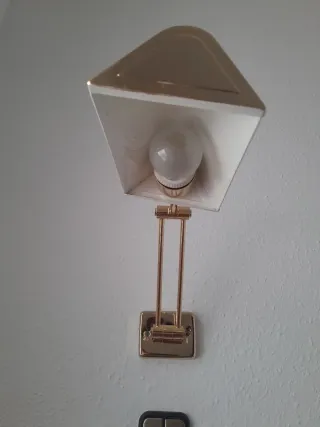 Lámpara de pared flexible dorada