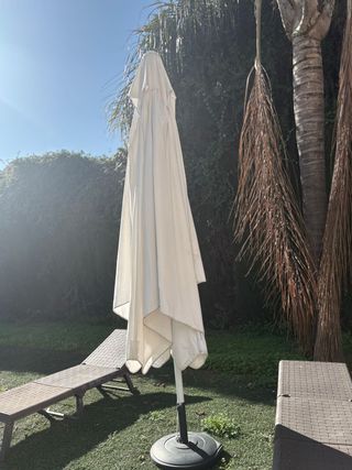 Sombrilla grande de jardín blanca