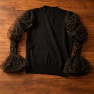Maglia nera con maniche in tulle glitter