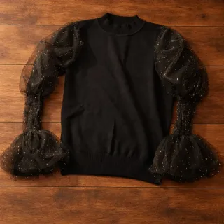 Maglia nera con maniche in tulle glitter