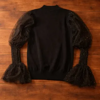 Maglia nera con maniche in tulle glitter