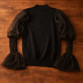 Maglia nera con maniche in tulle glitter