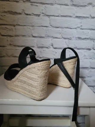 Sandalias de cuña negras y beige
