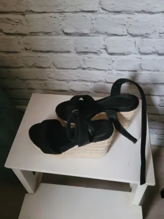 Sandalias de cuña negras y beige
