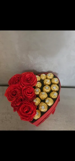 Caja Corazón Rosas y Ferrero Rocher