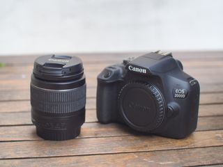 Canon EOS 2000D + Canon EF-S 18-55 III +Accesorios