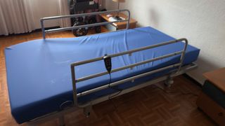 Cama articulada con colchón y barandillas 90x190