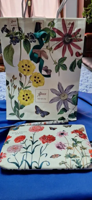 Astuccio e penna con fiori