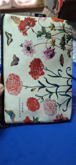 Astuccio e penna con fiori