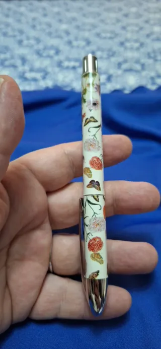 Astuccio e penna con fiori