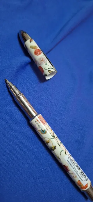 Astuccio e penna con fiori