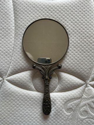 Este objeto es un espejo de mano