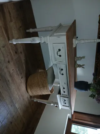 Escritorio de madera y yute