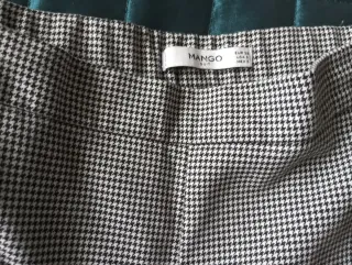 Pantalón de Mango.