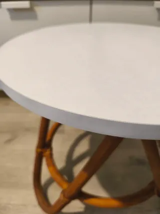 Mesita auxiliar redonda ratán y madera