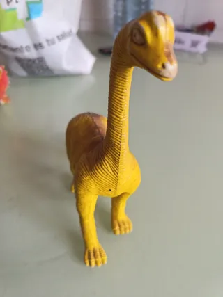 Dinosaurio de juguete amarillo
