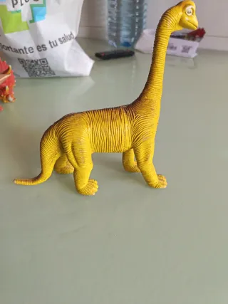 Dinosaurio de juguete amarillo