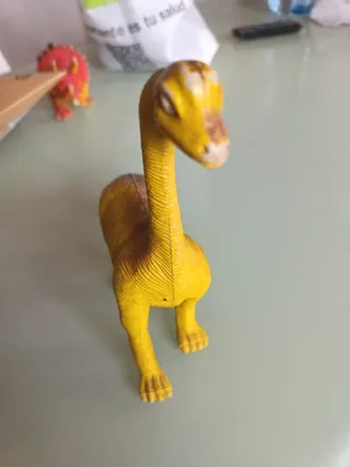 Dinosaurio de juguete amarillo