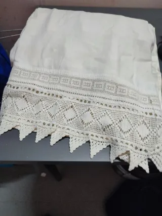 Sábana con ganchillo y almohada