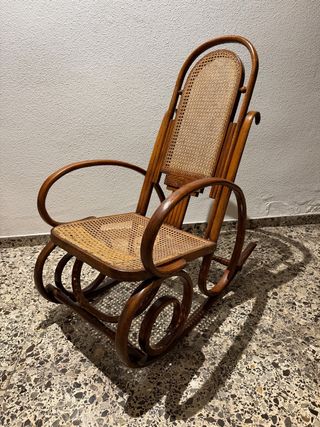 Mecedora clásica de ratán y madera