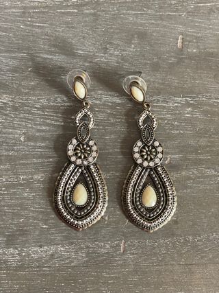 Pendientes largos dorados y beige