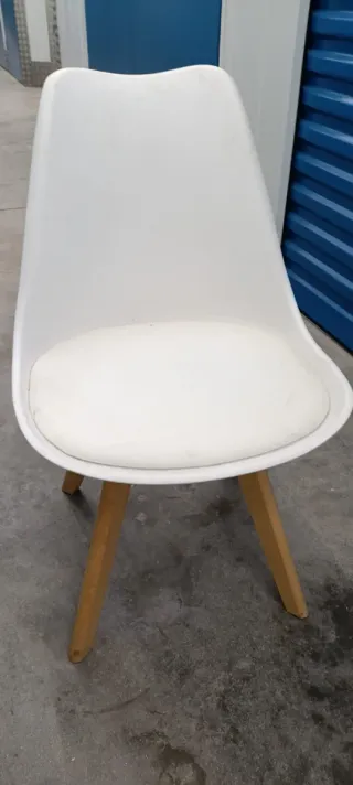 4 Sillas Blancas Plástico y Madera