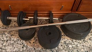 Barra, mancuernas y discos de pesas