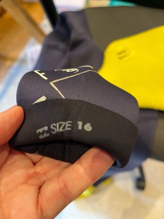 Traje de surf Billabong amarillo y azul