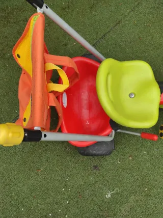 Triciclo infantil con bolsa naranja