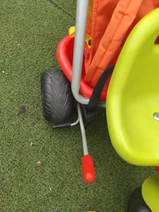 Triciclo infantil con bolsa naranja