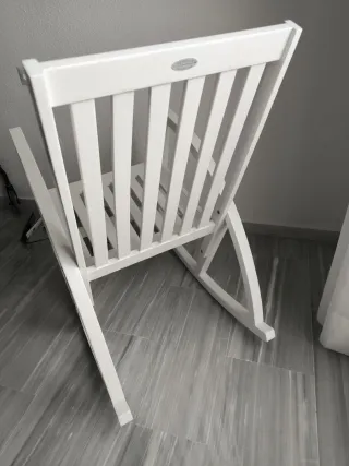 Mecedora blanca de madera  con cojín estampado inc