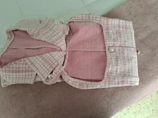 Traje de chaqueta rosa y blanco