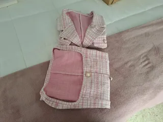 Traje de chaqueta rosa y blanco