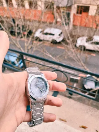 Reloj de pulsera azul y plateado