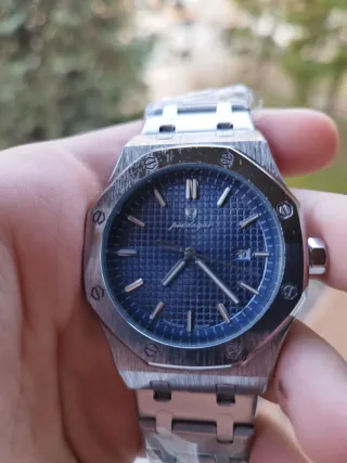 Reloj de pulsera azul y plateado