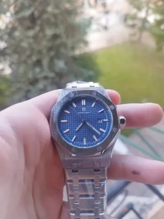 Reloj de pulsera azul y plateado