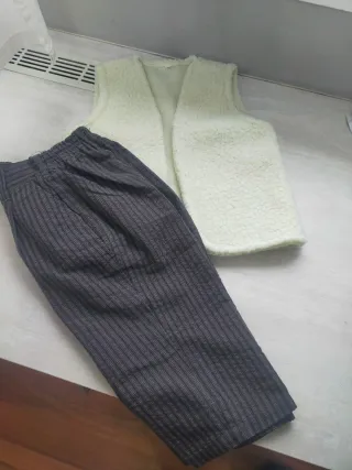 Pantalón y chaleco de casero.