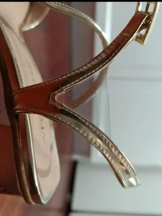 Sandalias doradas Latouche tacón nuevas