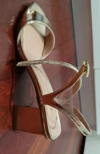 Sandalias doradas Latouche tacón nuevas